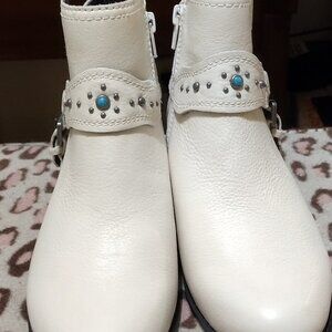 Zodiac Valera white leather ankle boots
